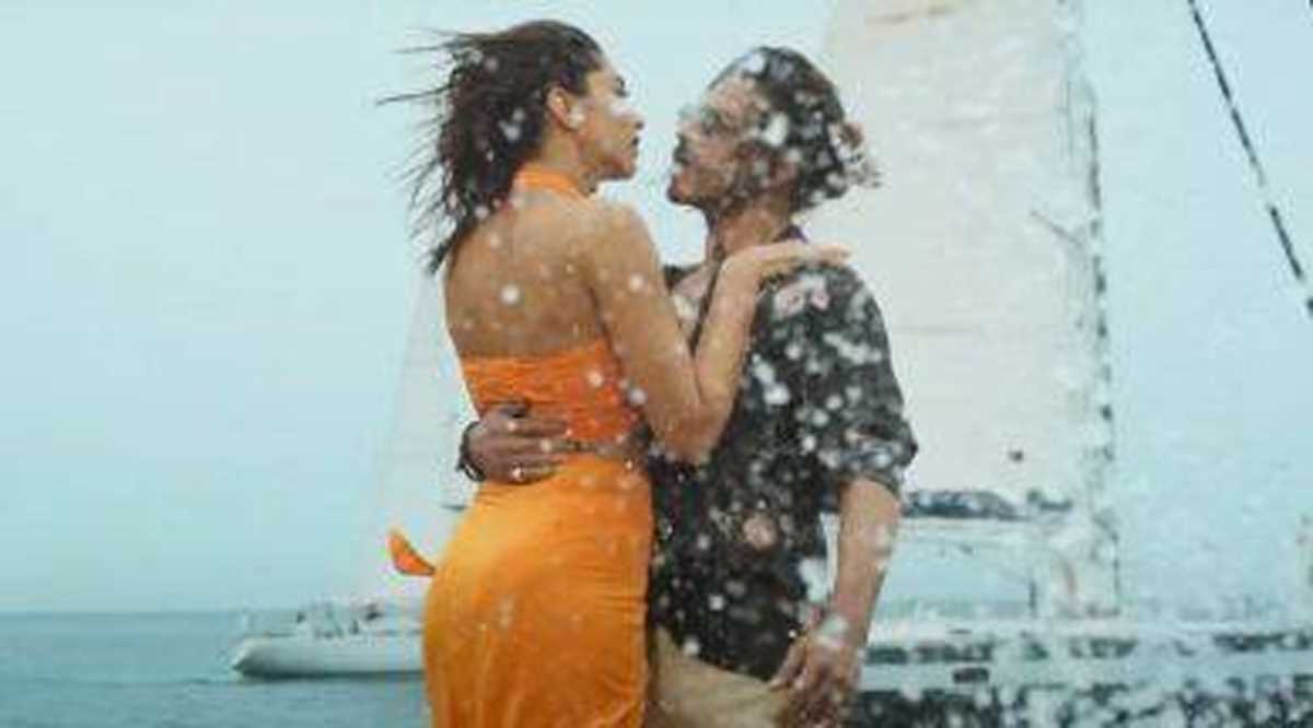 फ़िल्म पठान पर बिग अपडेट, CBFC ने रिवाइज्ड कॉपी मांगी, दिए बदलाव के सुझाव